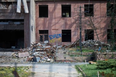Rus roketinin isabet etmesi sonucu Mykolaiv şehrinde yıkılmış bir bina. Yazı duvarda. Yaşayacağız. Ukrayna, Nisan 2023