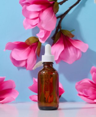 Pipetli kahverengi cam şişe, kozmetik ürünleri için konteynır, aromatik yağlar. Reklamcılık ve tanıtım