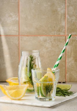 Limon dilimleri, limon ve nane yapraklı boş bardak. Malzemeleri iç