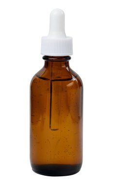 Beyaz izole edilmiş arka planda damlatıcısı olan cam kahverengi bir şişe, kozmetik ürünleri için bir kap.