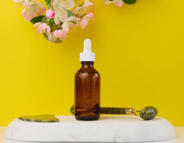 Pipetli kahverengi cam şişe, kozmetik ürünleri için konteynır, aromatik yağlar. Reklamcılık ve tanıtım