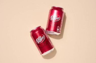 Mykolaiv, Ukrayna 6 Mayıs 2023: Metal kutu Dr. Pepper bej arka planda, üst manzara