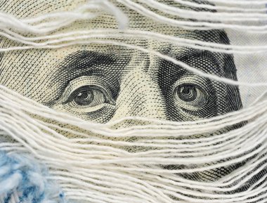 Benjamin Franklin 'in portresi olan 100 dolarlık banknotun bir parçası.