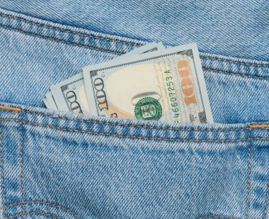 Amerikan doları banknotları kot pantolonların arka cebinden çıkıyor.