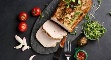 Baharatlı, fırında domuz pastırması. Tenderloin parça parça kesilmiş, üst manzara