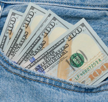 Amerikan doları banknotları kot pantolonların arka cebinden çıkıyor.