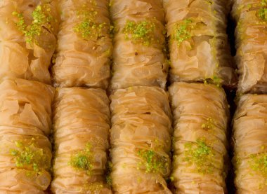 Balın içine fırınlanmış baklava parçaları ve şam fıstığı serpiştirilmiş 