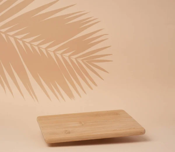 Leeres Schneidebrett Aus Holz Schräg Auf Beigem Hintergrund Küchenutensilien — Stockfoto