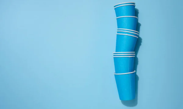 米色背景的咖啡和茶的蓝色一次性杯子 顶部视图 — 图库照片
