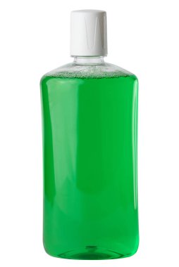 Beyaz izole edilmiş arka planda şeffaf plastik bir şişede yeşil ferahlatıcı gargara.