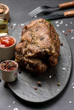 Ahşap tahtada baharatlı fırında domuz tasması, lezzetli ve sulu et.