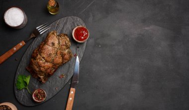 Ahşap tahtada baharatlı fırında domuz tasması, lezzetli ve sulu et.