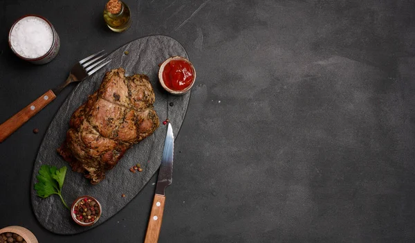 Ahşap tahtada baharatlı fırında domuz tasması, lezzetli ve sulu et.