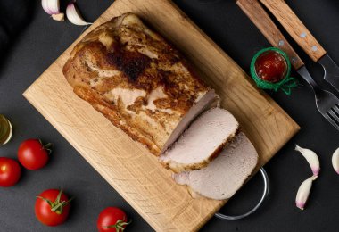 Baharatlı, fırında domuz pastırması. Tenderloin parçalara ayrılmış.