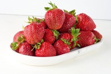 Olgun kırmızı çilek beyaz arka plan üzerinde