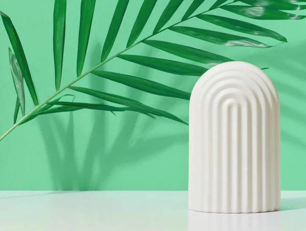 Abstract Groene Achtergrond Met Witte Decoratieve Boog Palmblad Schaduw Podium — Stockfoto