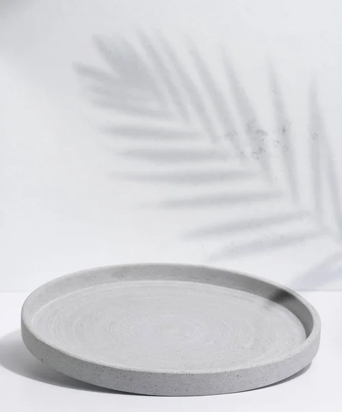 Szary Pusty Talerz Dekoracyjny Białym Tle Produkt Kosmetyczny Wyświetlacz Etapie — Zdjęcie stockowe