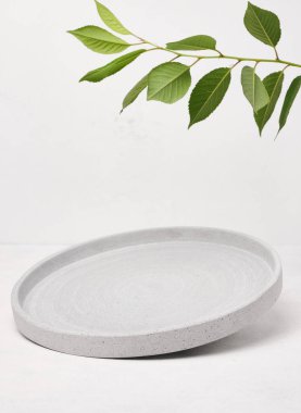 Beyaz arkaplanda gri boş dekoratif plaka, ürün ve kozmetik sahne