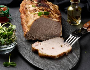 Baharatlı, fırında domuz pastırması. Tenderloin parçalara ayrılmış.