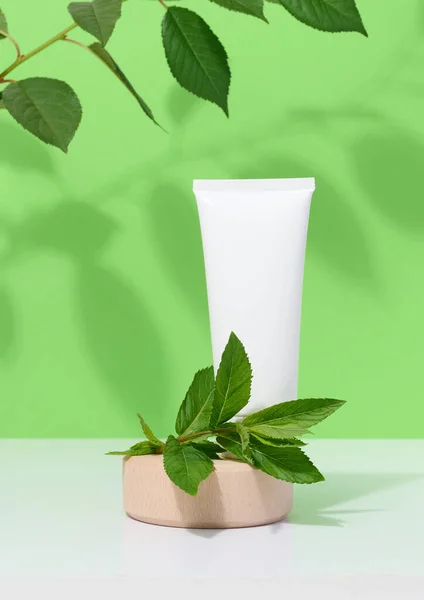 Witte Plastic Buis Voor Cosmetische Producten Een Groene Achtergrond Reclame — Stockfoto