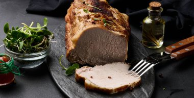 Baharatlı, fırında domuz pastırması. Tenderloin parçalara ayrılmış.