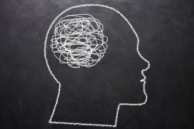 İnsan kafasının silueti ve beynine dolanmış bir iplik yumağıyla çizilmiş. Karmaşa kavramı, karışık düşünceler, gerçeği aramak.