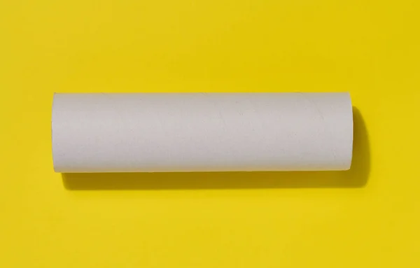 Weißes Papiertuch Von Einer Rolle Küchentücher Objekt Auf Gelbem Hintergrund — Stockfoto