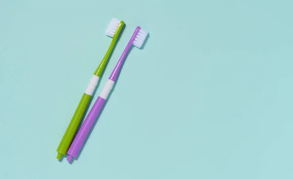 Zwei Kunststoffzahnbürsten Auf Blauem Hintergrund Mundhygiene — Stockfoto