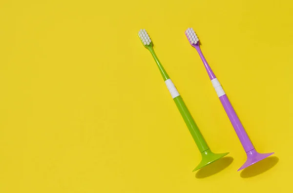 Duas Escovas Dentes Plástico Fundo Amarelo Higiene Oral — Fotografia de Stock