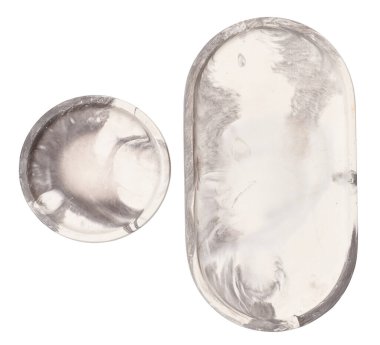 Beyaz izole arka planda yuvarlak ve oval beton plakalar, üst görünüm