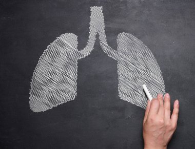 Siyah tebeşirle çizilmiş akciğerler ve bir kadın eli. Çevre koruma kavramı, karbondioksit emisyonlarının azaltılması