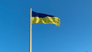Ukrayna 'nın sarı-mavi bayrağı açık mavi gökyüzünün arka planında rüzgarda dalgalanıyor.