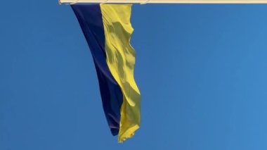 Ukrayna 'nın sarı-mavi bayrağı açık mavi gökyüzünün arka planında rüzgarda dalgalanıyor.