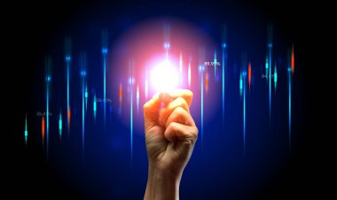 Büyüyen göstergeleri olan holografik grafik grafik ve mavi arka planda işaretli bir kadın eli. Karlılık, başarı ve gelir büyüme kavramı