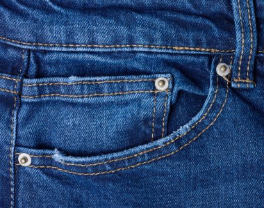 Düğmeli mavi kot pantolon cebi, kapat.