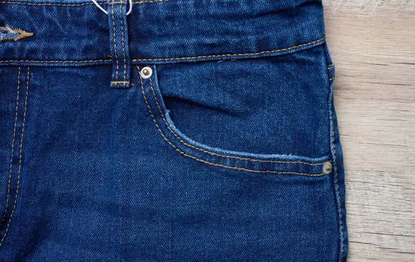 Saku Depan Jeans Biru Dengan Tombol Tutup — Stok Foto