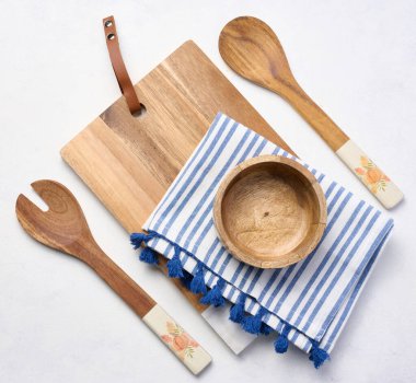 Boş kase ve tahta kaşıklar beyaz bir masanın üstünde, üst manzara