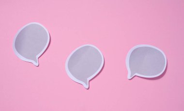 Pembe arka planda bulut şeklinde boş kağıt çıkartmaları