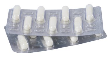 Kabarcık paketinde beyaz oval tabletler beyaz izole bir arkaplanda, kapat