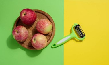 Yeşil arka planda kırmızı elma ve aynasızlar, üst manzara