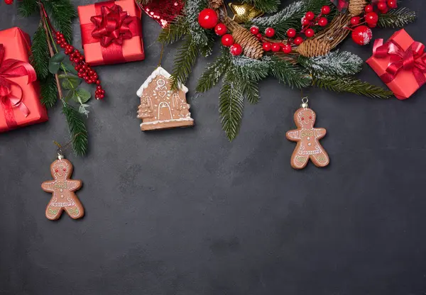 Noel dekoru, siyah arka planda kırmızı kutular, üst manzara. Yazı için yer