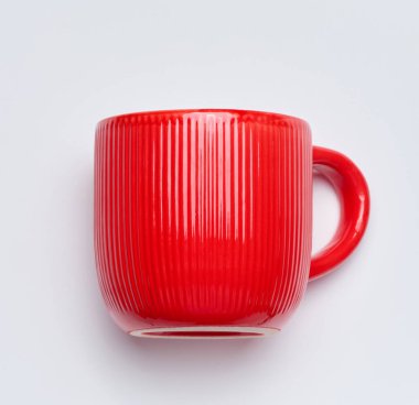 Beyaz arkaplanda kırmızı boş seramik bardak