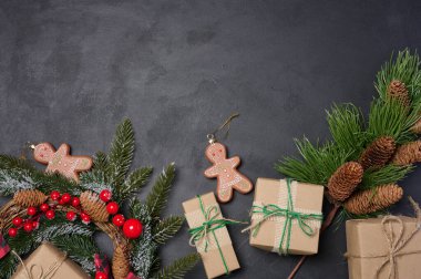 Noel dekoru, siyah arka planda kırmızı kutular, üst manzara. Yazı için yer