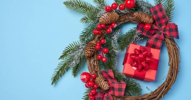 Noel dekoru, kırmızı kağıda sarılı hediyeler mavi arka plan, üst manzara. Boşluğu kopyala