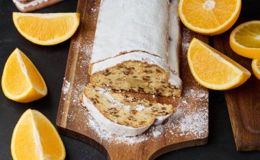 Masaya pudra şekeri serpiştirilmiş Noel pastaları, şenlikli tatlı.