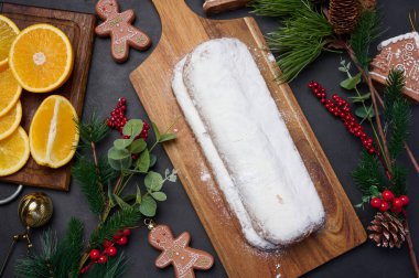 Masaya pudra şekeri serpiştirilmiş Noel pastaları, şenlikli tatlı.