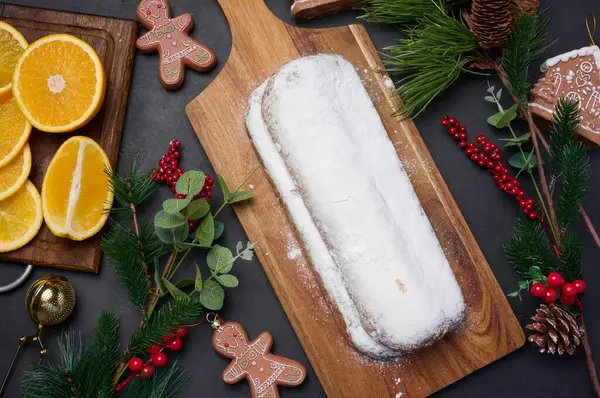 Masaya pudra şekeri serpiştirilmiş Noel pastaları, şenlikli tatlı.