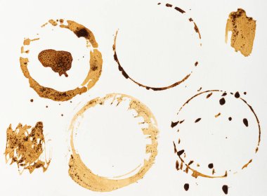 İzole edilmiş beyaz arka plana dökülen koyu kahvenin baskısı, set