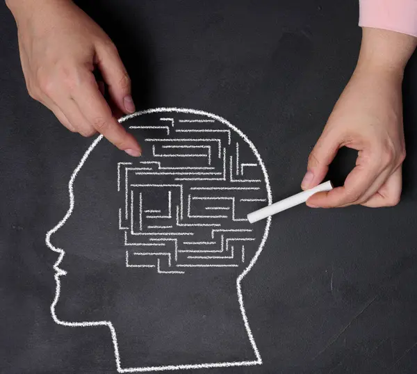 Bir insan kafası ve bir labirentin tebeşir çizimi. Ruh sağlığı konsepti