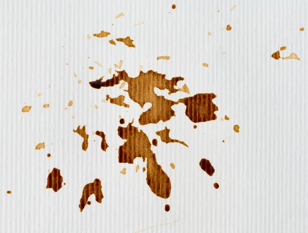 ホワイトペーパーの背景に黒いコーヒーをこぼした — ストック写真
